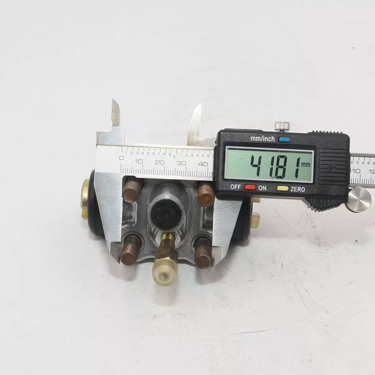 Rear Wheel Brake Cylinder for Nissan 720 SD22/SD23/SD25/LB20/Z20 1979-1986